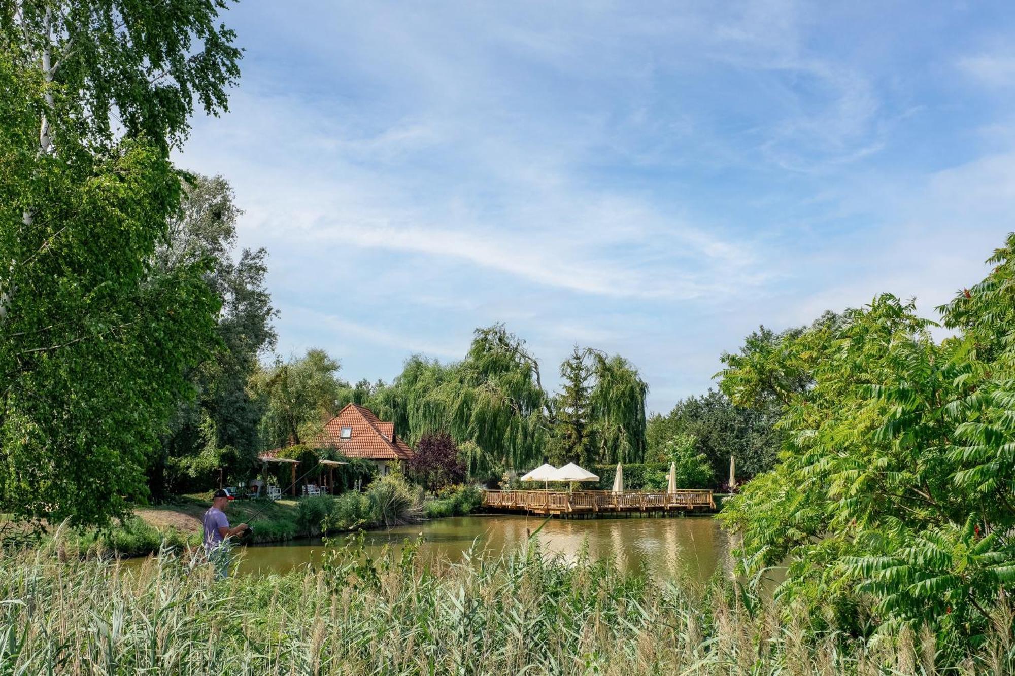 Chatka Pradziadka I Jurty Na Wodzie Pokrowka Exterior foto